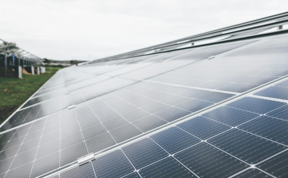 Solarpanel auf einem Dach – Energiegewinnung und Effizienz
