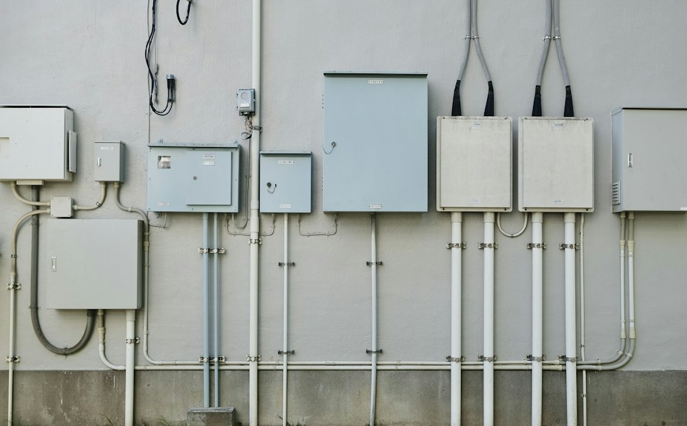 Elektroleitungen an einer Wand – Sanierung und Umbau