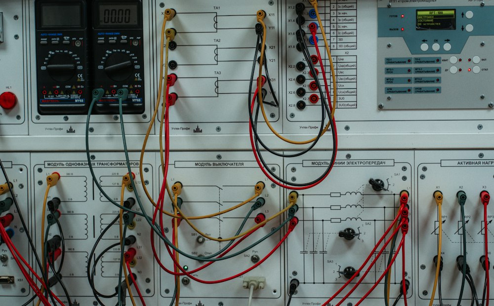 Elektrische Leitungen und Prüfgeräte – Wartung und Notdienst